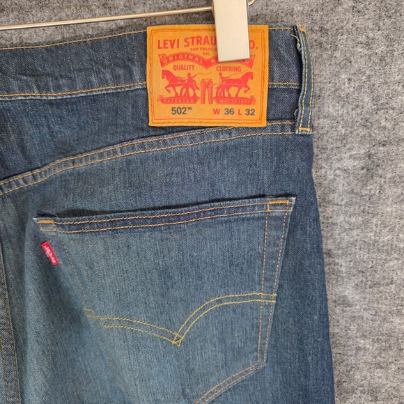 Levi 502 Jeans Mens 36X31 Blue Denim Regular Taper Straight 5 Pocket
 Zipper Fly - Picture 5 of 12